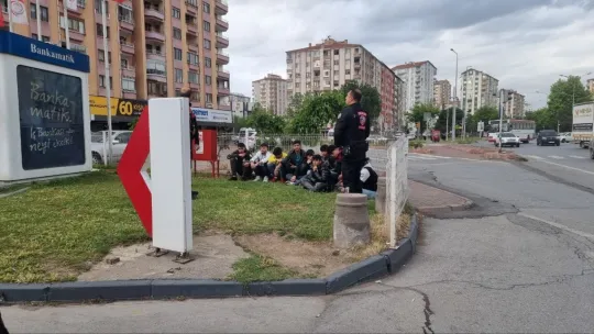 Kimliksiz 11 Kaçak göçmen deport edildi