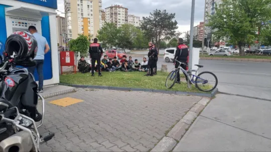Kimliksiz 11 Kaçak göçmen deport edildi