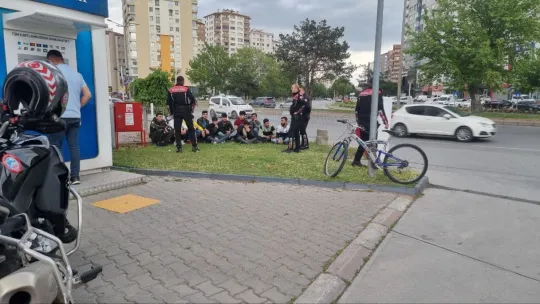 Kimliksiz 11 Kaçak göçmen deport edildi