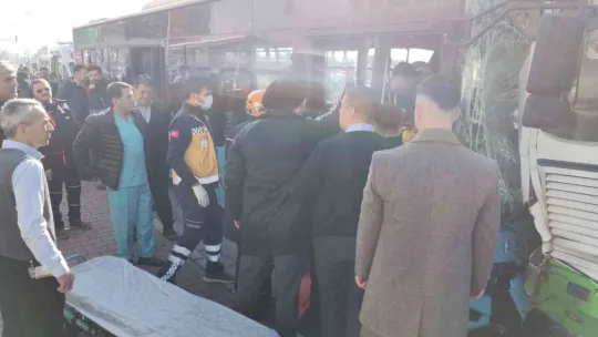Halk otobüsleri çarpıştı: Çok sayıda yaralı var