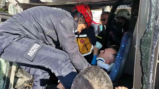 Halk otobüsleri çarpıştı: Çok sayıda yaralı var