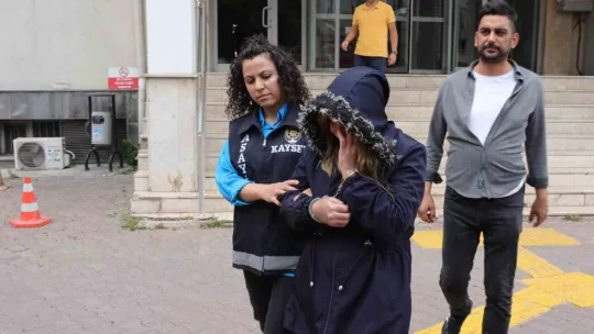 Kayseri'de 3 suçtan aranan kadın, bazanın altında saklanırken yakalandı