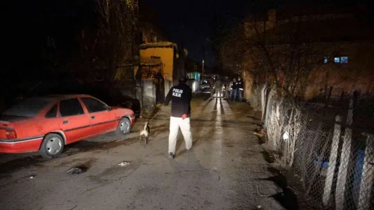 Kayseri'de 300 polisle 20 adrese şafak operasyonu: 50 gözaltı