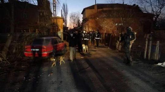 Kayseri'de 300 polisle 20 adrese şafak operasyonu: 50 gözaltı