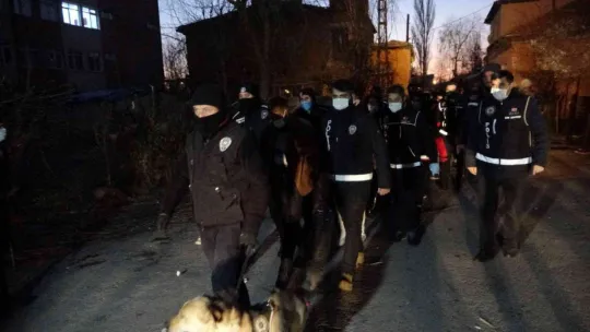 Kayseri'de 300 polisle 20 adrese şafak operasyonu: 50 gözaltı