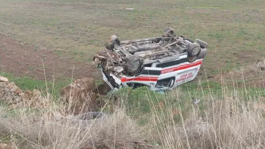Tomarza'da ambulans takla attı: 3 yaralı