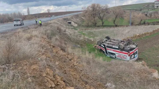 Tomarza'da ambulans takla attı: 3 yaralı
