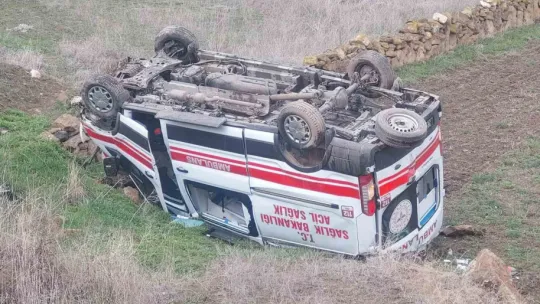 Tomarza'da ambulans takla attı: 3 yaralı
