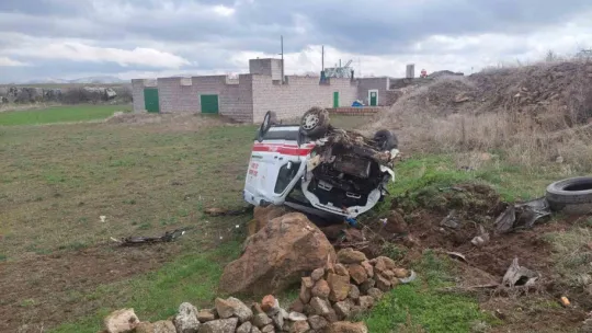 Tomarza'da ambulans takla attı: 3 yaralı