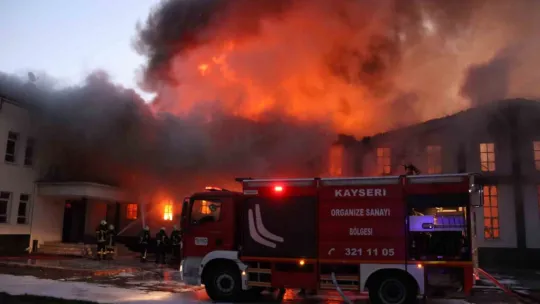 Kayseri'de mobilya fabrikasında büyük yangın