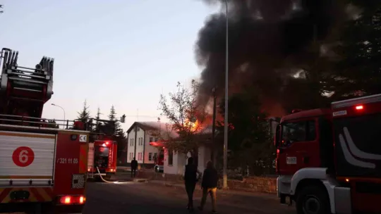 Kayseri'de mobilya fabrikasında büyük yangın