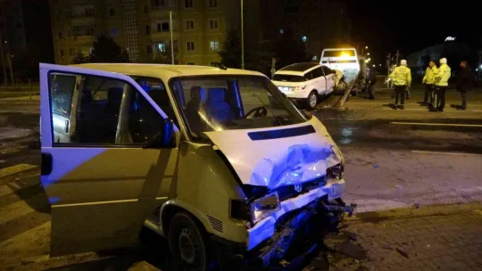 Kayseri'de cip ile ticari araç çarpıştı: 7 yaralı