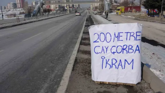 Kayseri'de depremzedeler sıcak çay ve çorba ile karşılanıyor