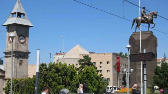 Kayseri'de dereceler 35'i gösterdi, gölgeler kıymetlendi