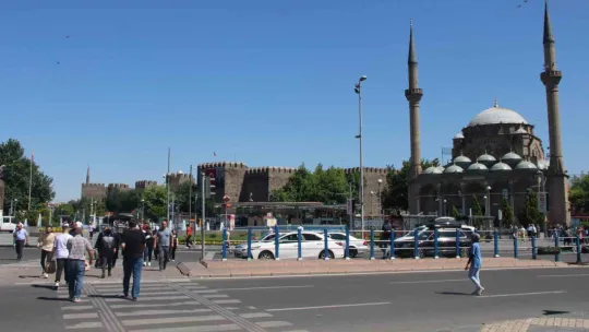 Kayseri'de dereceler 35'i gösterdi, gölgeler kıymetlendi