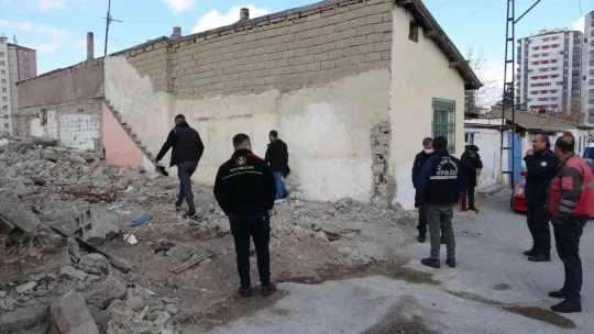 Kayseri'de evin duvarını delen hırsızlar 15 bin TL'yi çalıp kayıplara karıştı