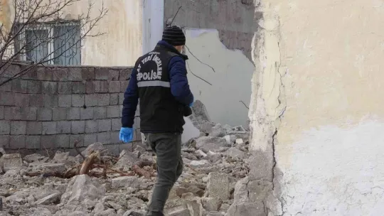 Kayseri'de evin duvarını delen hırsızlar 15 bin TL'yi çalıp kayıplara karıştı