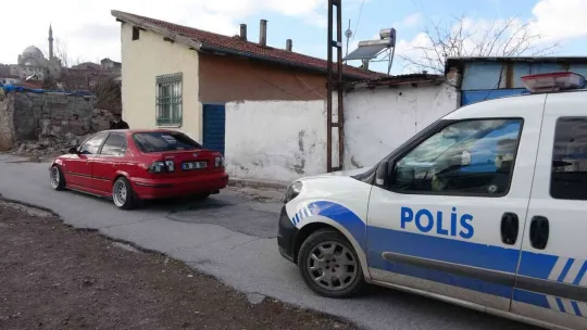 Kayseri'de evin duvarını delen hırsızlar 15 bin TL'yi çalıp kayıplara karıştı