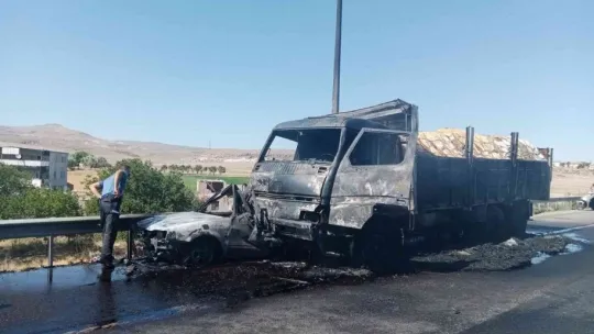 Kayseri'de feci kaza: Otomobilin içerisinde yanarak can verdiler (1)