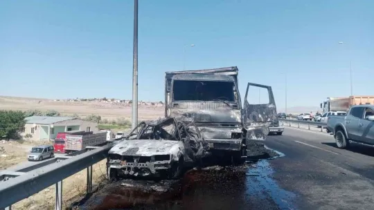 Kayseri'de feci kaza: Otomobilin içerisinde yanarak can verdiler (1)