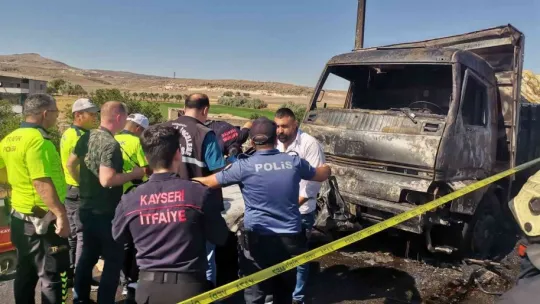 Kayseri'de feci kaza: Otomobilin içerisinde yanarak can verdiler (1)