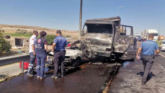 Kayseri'de feci kaza: Otomobilin içerisinde yanarak can verdiler (1)