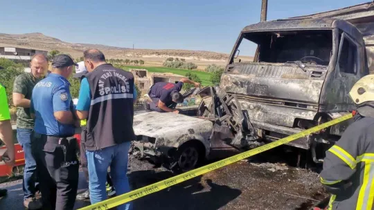 Kayseri'de feci kaza: Otomobilin içerisinde yanarak can verdiler (1)