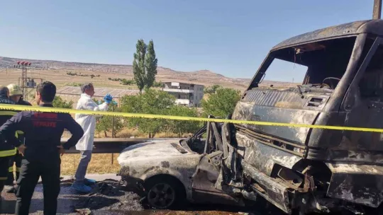 Kayseri'de feci kaza: Otomobilin içerisinde yanarak can verdiler (1)