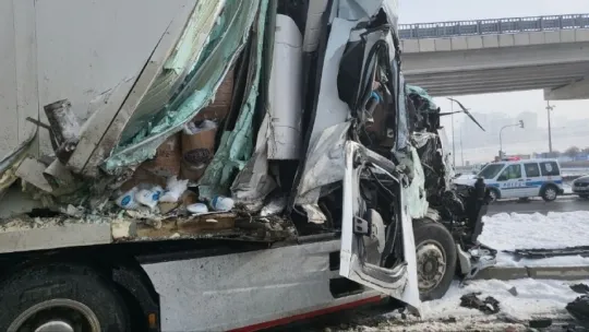 Kayseri'de feci kaza, tır kağıt gibi ezildi
