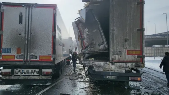 Kayseri'de feci kaza, tır kağıt gibi ezildi