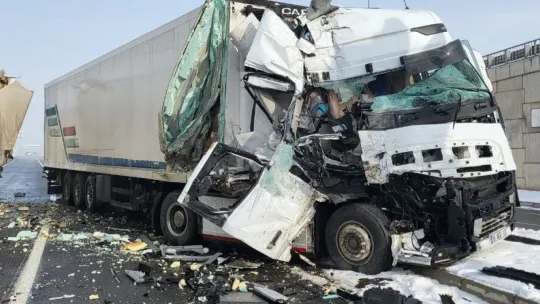 Kayseri'de feci kaza, tır kağıt gibi ezildi