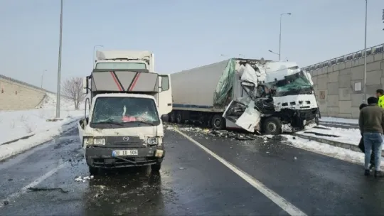 Kayseri'de feci kaza, tır kağıt gibi ezildi