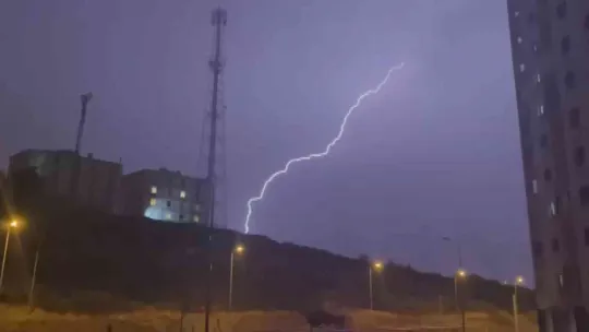 Kayseri'de geceyi şimşekler aydınlattı