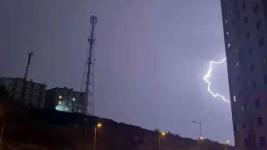 Kayseri'de geceyi şimşekler aydınlattı