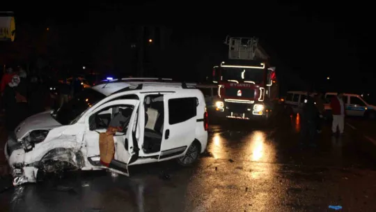 Kayseri'de hafif ticari araç ile pikap çarpıştı: 5 yaralı