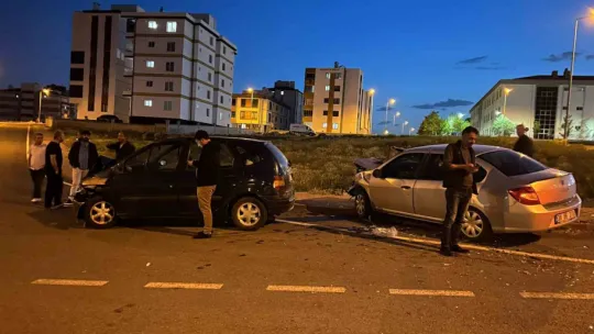 Erkilet'te iki otomobil çarpıştı: 7 yaralı