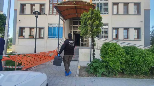 Yalnız yaşayan genç intihar etti