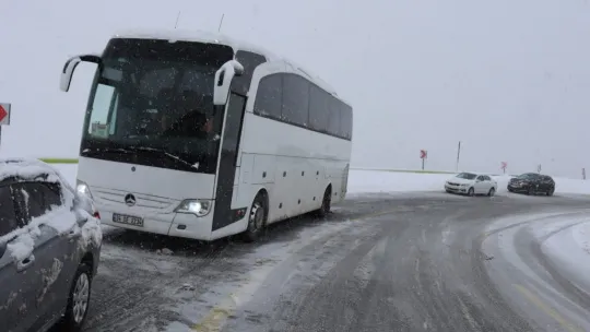 Kayseri'de kar yağışı hayatı olumsuz etkiledi