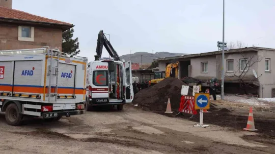 Kayseri'de kayan toprağın altında ayağı sıkışan işçi mahsur kaldı
