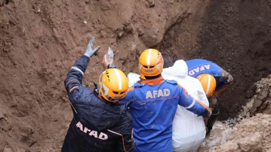 Kayseri'de kayan toprağın altında ayağı sıkışan işçi mahsur kaldı