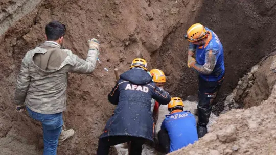 Kayseri'de kayan toprağın altında ayağı sıkışan işçi mahsur kaldı