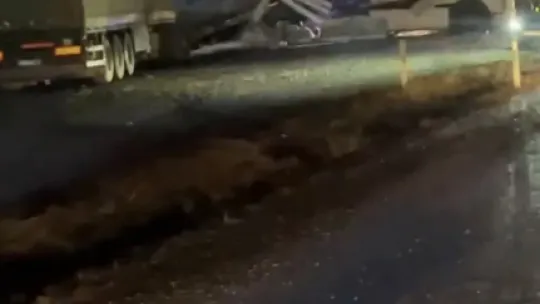 Kayseri'de makaslayan tır karşı şeride geçti: 3 tır birbirine girdi, 3 kişi yaralandı