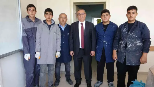 Kayseri'de meslek lisesinde üretilen boyalar okulları yeniliyor