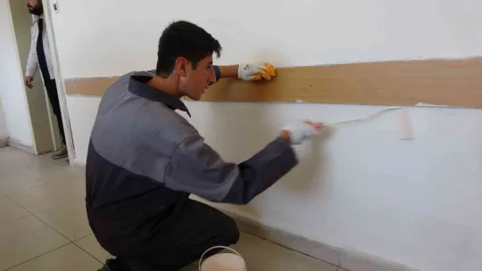 Kayseri'de meslek lisesinde üretilen boyalar okulları yeniliyor