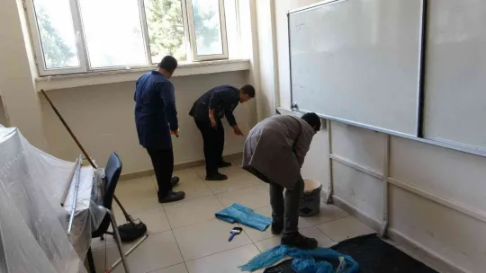 Kayseri'de meslek lisesinde üretilen boyalar okulları yeniliyor