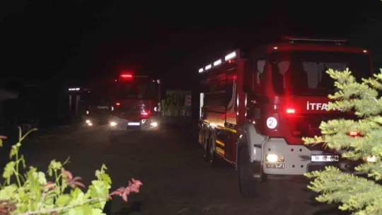 OSB'de mobilya deposunda yangın