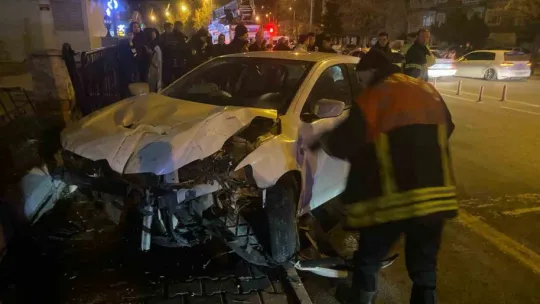 Kayseri'de otomobil direğe çarptı: Anne ve kızı yaralandı