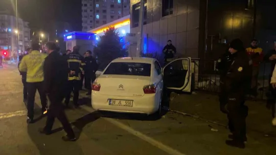 Kayseri'de otomobil direğe çarptı: Anne ve kızı yaralandı