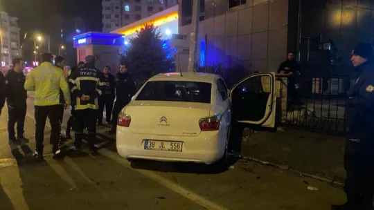 Kayseri'de otomobil direğe çarptı: Anne ve kızı yaralandı