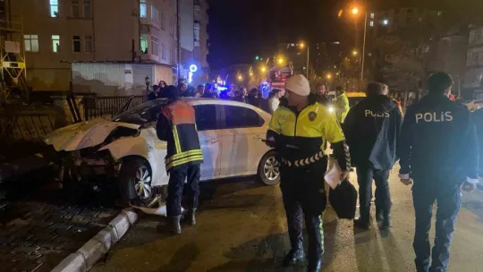 Kayseri'de otomobil direğe çarptı: Anne ve kızı yaralandı